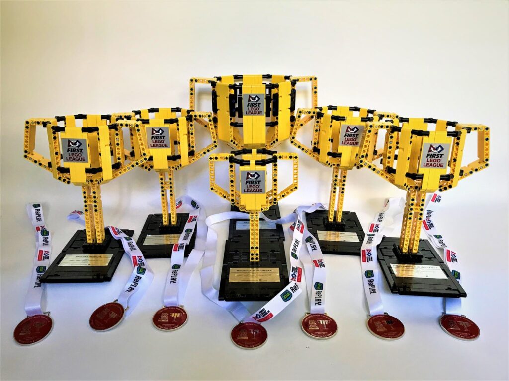 Puchary dla zwycięzców FIRST LEGO League
