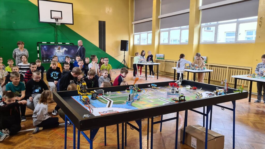 Zakończenie programu integracji społeczności za pomocą FIRST LEGO League w Karczmiskach